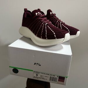 NWT APL Zipline burgundy/multi size 9 women’s